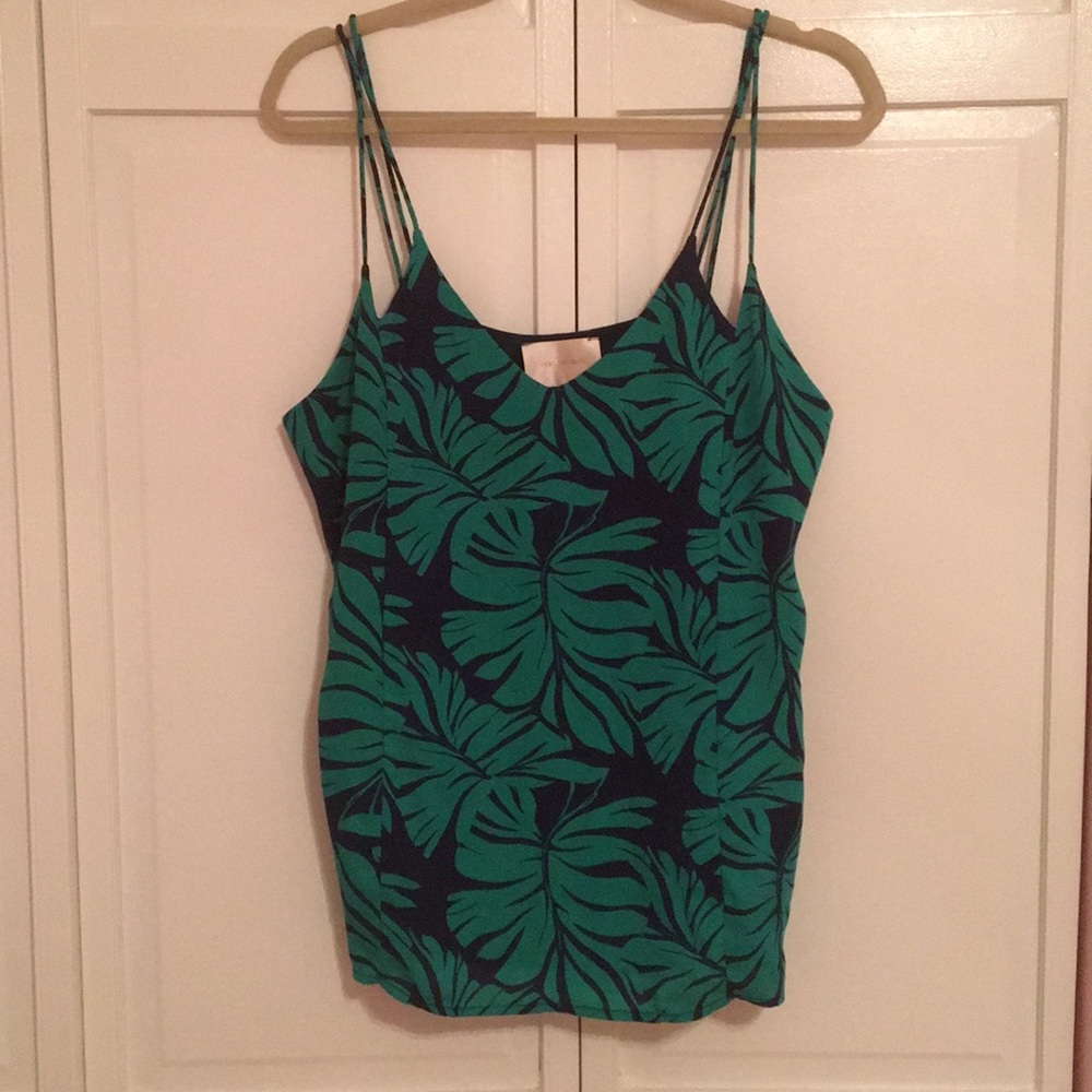 Skies are blue palm leaf print top size Large